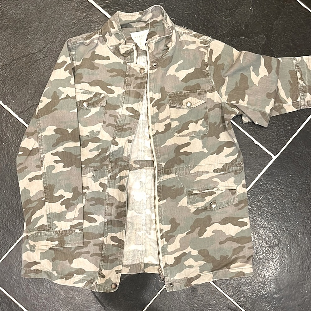 Camo light weight jacket. Size 9/10